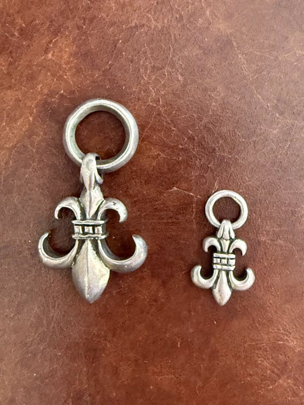 2 fleur de lis silver pendants for necklace or bracelet.